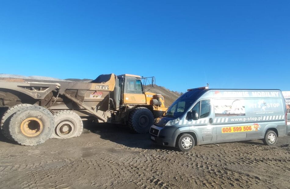 Wymiana koła w ciężarówce przez Mobilną Wulkanizację z warsztatu PIT STOP Lipnik.